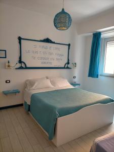 una camera da letto con un cartello sul muro di ControVento Rooms a Margherita di Savoia