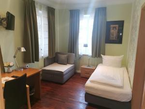 Postel nebo postele na pokoji v ubytování Stoevchen Café Hotel
