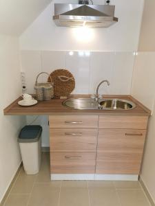 Kuchyň nebo kuchyňský kout v ubytování Stoevchen Café Hotel