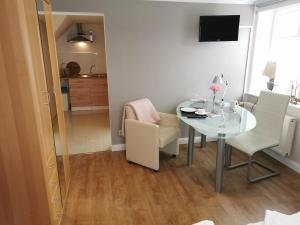 TV a/nebo společenská místnost v ubytování Stoevchen Café Hotel