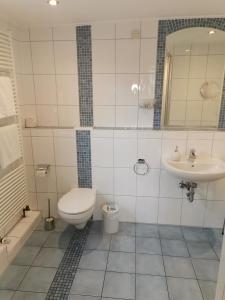 Koupelna v ubytování Stoevchen Café Hotel