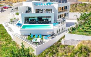 een luchtzicht op een villa met een zwembad bij Villa Charlotte by Algarve Vacation in Armação de Pêra