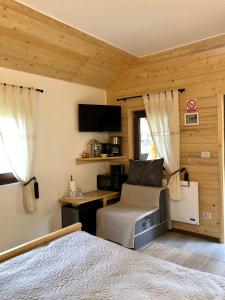 a bedroom with a bed and a desk with a computer at Domeniul Horj Casa din Cireș Moisei in Moisei