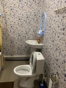クングルにあるМини гостиница "У Вокзала"のバスルーム(トイレ、洗面台付)