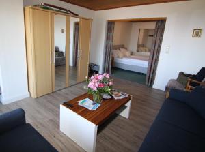 Postel nebo postele na pokoji v ubytování Hotel Zur schönen Aussicht