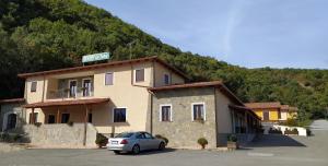 een gebouw met een auto geparkeerd op een parkeerplaats bij Resort La Selva in San Severino Lucano