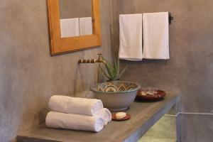 A bathroom at La Fora Ecolodge