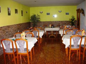 Reštaurácia alebo iné gastronomické zariadenie v ubytovaní Penzion Centrum