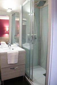 La salle de bains est pourvue d'une douche, d'un lavabo et de toilettes. dans l'établissement HOTEL DU COMMERCE, à La Châtre