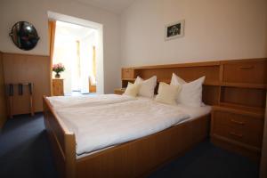 Postel nebo postele na pokoji v ubytování Hotel Zur schönen Aussicht