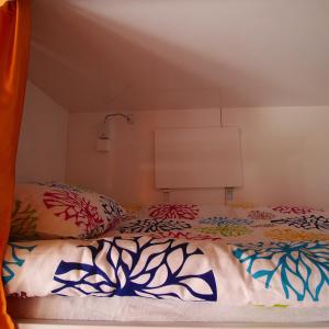 Una cama con sábanas y almohadas coloridas. en Deeps Hostel Eskişehir, en Eskisehir