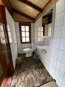 拜縣的住宿－No. 8 Pai，一间带卫生间、水槽和镜子的浴室