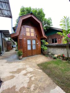 eine Hütte mit einer Holztür im Hof in der Unterkunft No. 8 Pai in Pai
