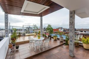 a patio with a table and chairs on a balcony at Casa Dos Lunas in Oaxaca City