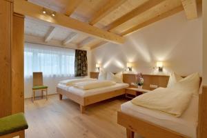 1 Schlafzimmer mit 2 Betten und einem Fenster in der Unterkunft Appartement Fuchs Ferdinand in Ellmau
