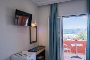 Camera con finestra e balcone affacciato di Christina Beachfront Rooms By Hotelius a Petrití