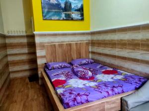 Llit o llits en una habitació de Hotel Abimanyu Bandungan