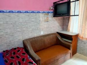 TV a/nebo společenská místnost v ubytování Hotel Abimanyu Bandungan
