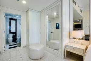 Baño blanco con aseo y lavamanos en Remarkable apartment in Downtown near Dubai Mall, en Dubái