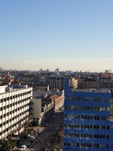 una vista aerea di una città con edifici di Panoramic Center Bovisa a Milano 1 altra foto