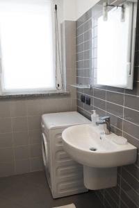 un bagno con lavandino e WC di Panoramic Center Bovisa a Milano