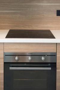 un forno a piano cottura nero posto sotto un bancone di Panoramic Center Bovisa a Milano