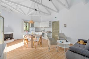 Kuchyňa alebo kuchynka v ubytovaní Kosyforema Villas