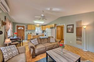 ショー・ローにあるShow Low Home with Deck and Fire Pit, Near Trailsのソファとテーブルのあるリビングルーム