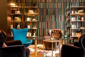 
a living room filled with furniture and a coffee table at Motel One Frankfurt-Römer in Frankfurt/Main
