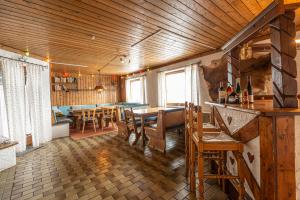ein Esszimmer mit einem Tisch und einigen Stühlen in der Unterkunft Schanzerhütte in Saalbach-Hinterglemm