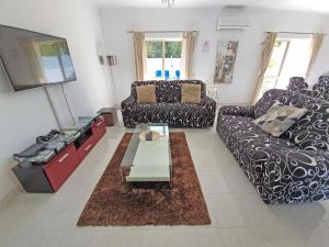 uma sala de estar com dois sofás e uma mesa de centro em Villa Chiquito Albufeira - Private Pool&Parking - BBQ&AC&WI-FI em Albufeira