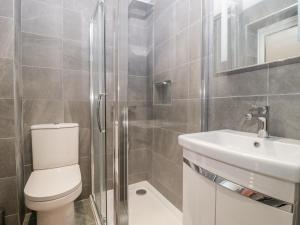 Koupelna v ubytování Flat 2, 38 Preston Road + 21 fotografií
