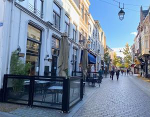 una calle con una mesa y sillas en una acera en Hotel de Prince, en Nijmegen