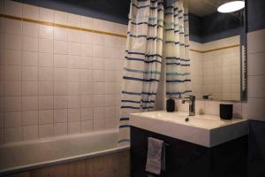 Et badeværelse på Appartement 55m2 centre ville Orléans