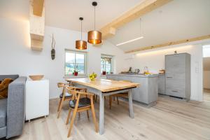 - une cuisine et une salle à manger avec une table et des chaises dans l'établissement Haus Deutinger, à Flachau