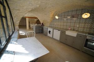 Η κουζίνα ή μικρή κουζίνα στο Gîte à la ferme au Mas du Sire +10 φωτογραφίες