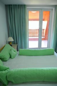 Un pat sau paturi într-o cameră la Hotel Iadolina