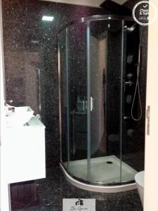 eine Glasdusche im Bad mit Waschbecken in der Unterkunft Cortegaça House in Vieira do Minho