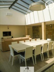 ein großes Esszimmer mit einem Tisch und Stühlen in der Unterkunft Cortegaça House in Vieira do Minho