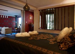 ein Schlafzimmer mit einem großen Bett in einem Zimmer in der Unterkunft Tomah Retreat - Studio CHILL with fireplace and clawfoot bath in Mount Tomah
