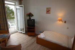 TV a/nebo společenská místnost v ubytování Hotel Zur schönen Aussicht