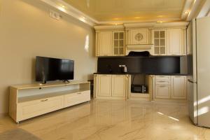 uma ampla sala de estar com uma televisão de ecrã plano em Residential Сomplex Central 270 em Almaty