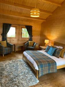 Shieldhill Castle في Libberton: غرفة نوم بسرير كبير وكرسيين