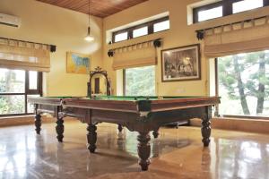 Tree of Life Resort Dehradun Foothills内的一张台球桌