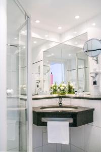 a bathroom with a sink and a mirror at Stausee-Hotel in Metzingen