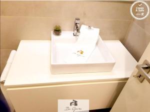 ein weißes Waschbecken auf einer Theke in der Unterkunft ERMAL HOUSE in Braga + 15 Fotos