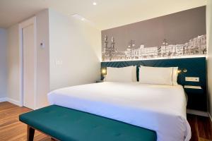 カディスにあるTandem Torres de Cádiz Suitesのベッドルーム(緑のベンチ付きの白い大型ベッド付) +37枚の写真