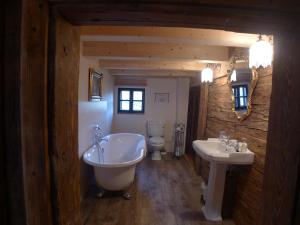 Een badkamer bij Heuholzmühle Privatzimmer