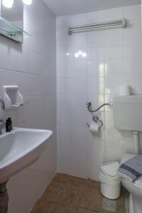 A bathroom at Faro Del Porto