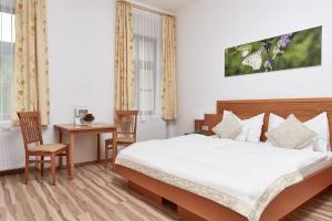 Postel nebo postele na pokoji v ubytování Naturhotel Schloss Kassegg